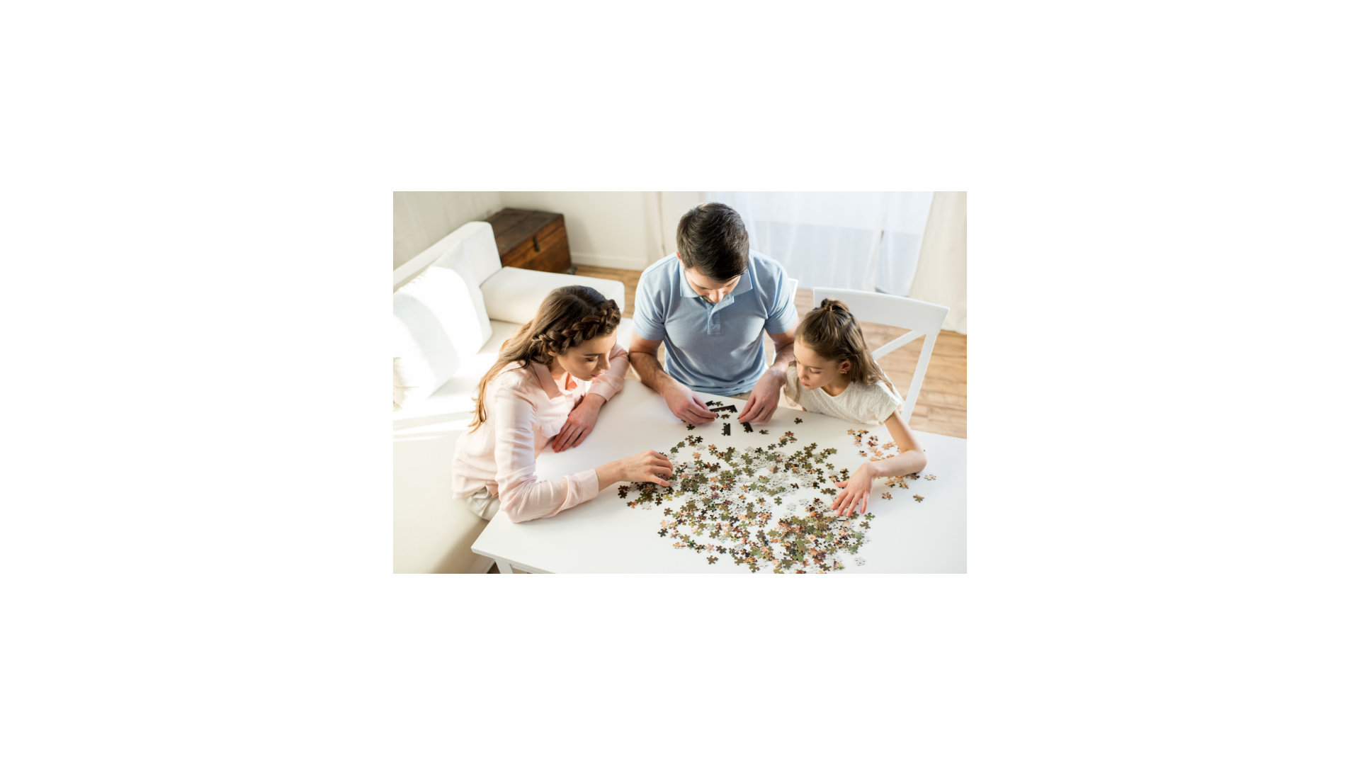 Famille faisant un puzzle